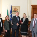 Ц. Цачева: Отивам само за една снимка с няк'ви баби