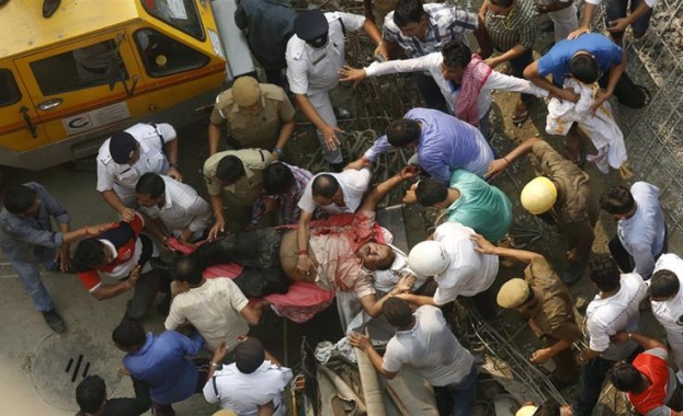 Повече от 5 хиляди спасители работят на мястото на инцидента в Калкута