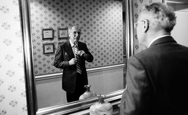 За да функционира демокрацията, населението трябва да има нещо лично, което си заслужава да се опази