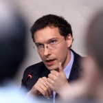 Министър Даниел Митов стана баща на момиченце 
