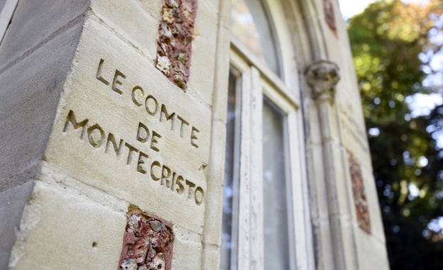 За избора на имена и дрехи...