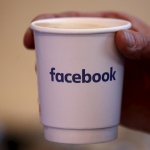 Фейсбук – хората вече споделят по-малко