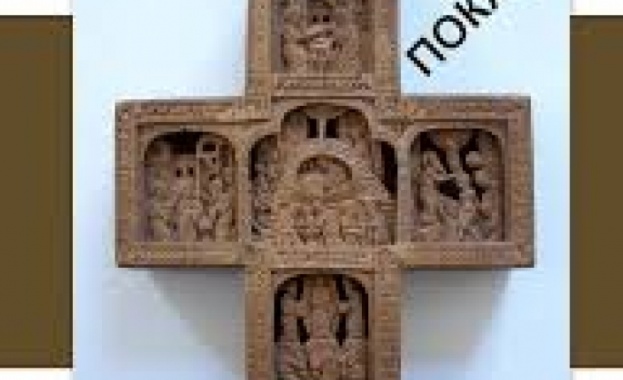 Показват дървен кръст, резбован с 20 Библейски сцени