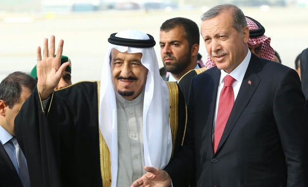 Ердоган посрещна саудитския крал с руски имперски военен марш (видео)
