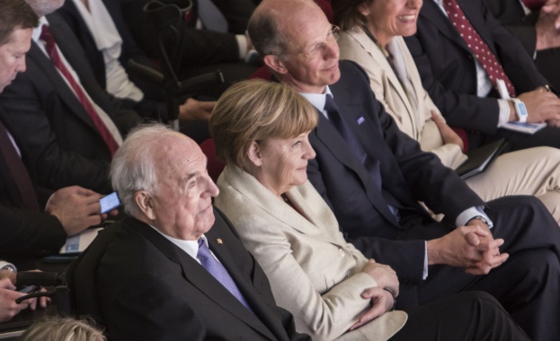 Хелмут Кол срещу бежанската политика на Меркел