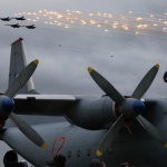 Руски Су-27 в опасна близост с американски самолет над Балтийско море (видео)