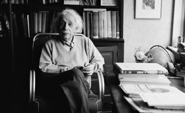 Продадоха писма с разсъжденията на Айнщайн за физиката, Господ и Израел