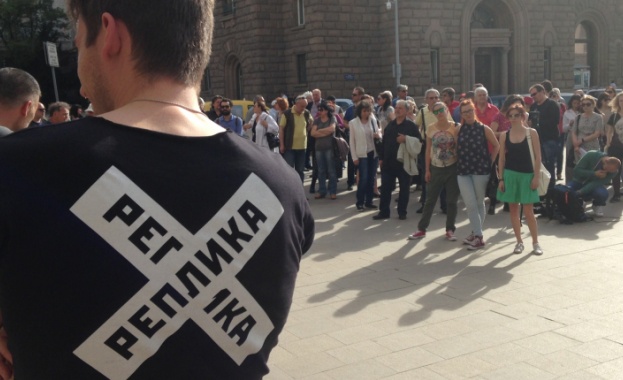 Дейци на културата на протест срещу „Рашидовата” политика