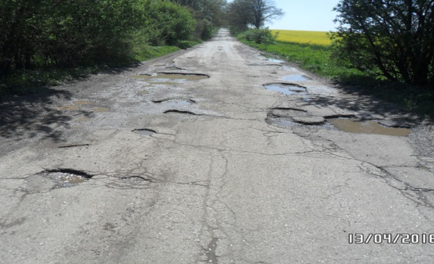 Кметът на Завет поиска от министър Павлова спешно пари за неотложен ремонт на пътя към Разград