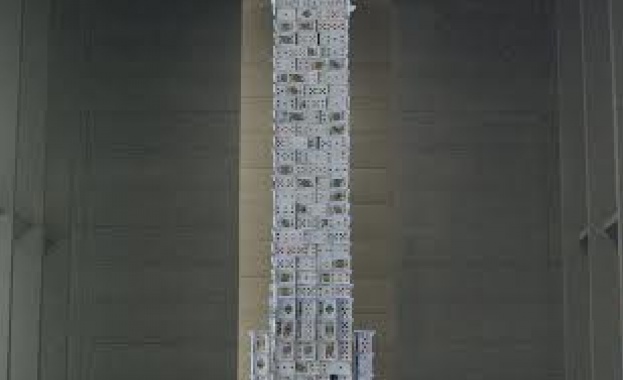 Кула от карти бе построена върху работеща перална машина на LG 