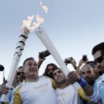 Сирийски бежанец пренесе олимпийския огън през лагер в Атина 