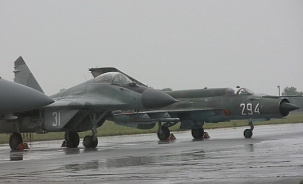 Осем американски изтребителя F-15 кацнаха на Граф Игнатиево Осем американски изтребителя F-15 кацнаха на Граф Игнатиево