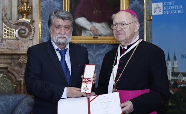 Вежди Рашидов с орден „Златен кръст на Свети Леополд”