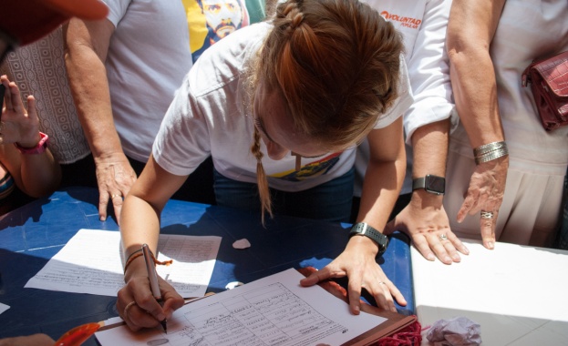 Опозицията във Венецуела събра повече от 1 милион подписа с искане за оставката на Мадуро