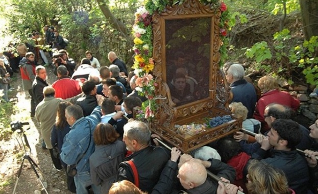 Стотици тръгнаха в литийно шествие под дъжда с Бачковската икона 