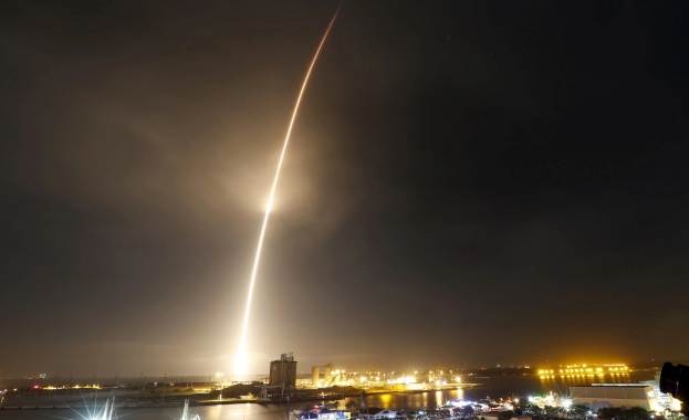 SpaceX: Второ успешно приземяване на ракета-носител на платформа в океана (видео)