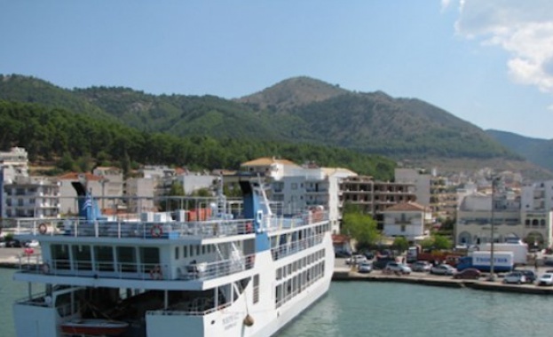 Пускат част от фериботите в Гърция, блокирани остават още българи