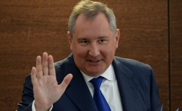 Рогозин се пошегува с вратовръзката си, след като Путин му направи забележка