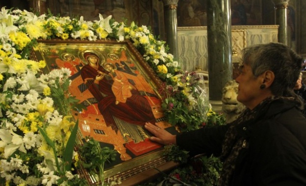 Дионисий и Никанор мамят хора с "чудотворна" икона