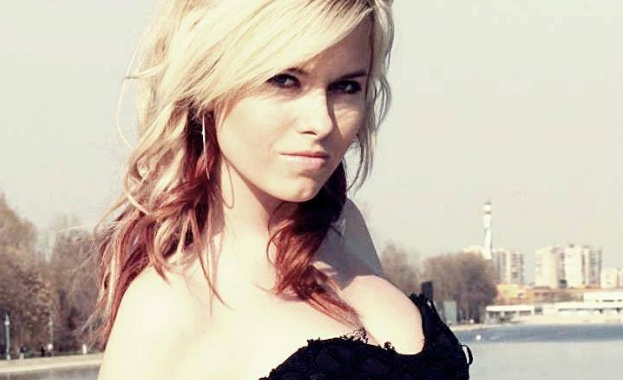 Красавица от Пловдив продава матури във Facebook  