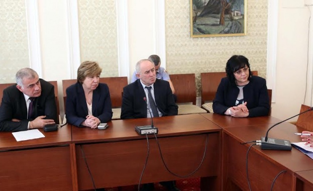 Розопроизводители искат отмяна на еднодневния трудов договор