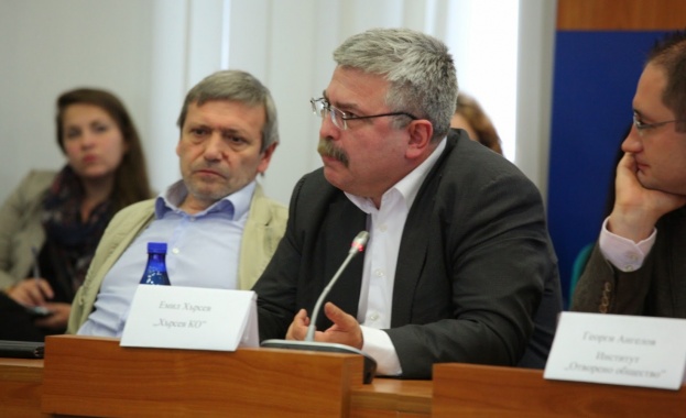 Войната срещу парите (в брой)