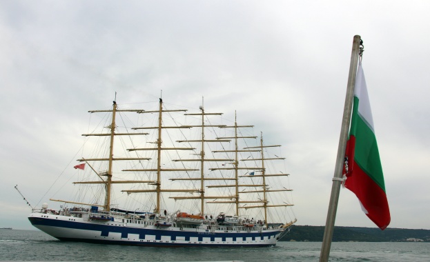 Най-големият ветроход в света откри круизния сезон в пристанище Варна