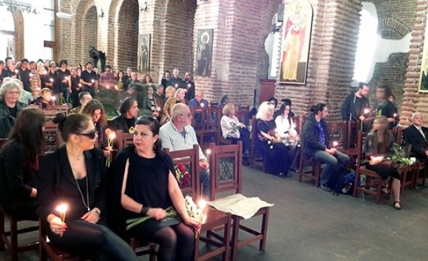 Десетки близки изпратиха Васил Пармаков с аплодисменти