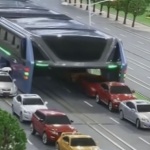 Автобус от бъдещето минава над трафика