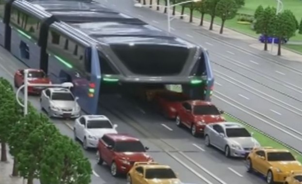 Автобус от бъдещето минава над трафика
