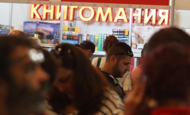 Започна Пролетният панаир на книгата (обновена)