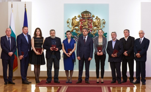 Президентът Плевнелиев удостои с висши държавни отличия дейци на културата за приноса им към духовността