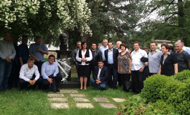 Депутатите от БСП посетиха родната къща на Тодор Живков