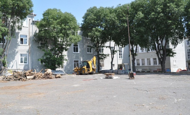 Реконструират изцяло двора на СОУ "Кирил и Методий" в Бургас