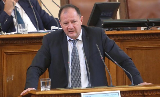 Миков към Кунева: Процесът по унищожаване на българското образование върви с бързи темпове