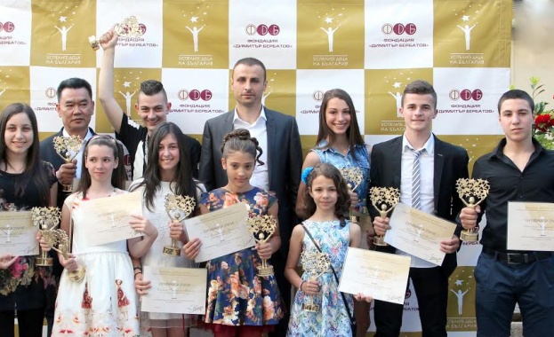 Димитър Бербатов награждава най-успелите българчета в Sofia Ring Mall
