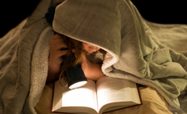 Ученици от Пловдив изобретиха уред за нощно четене