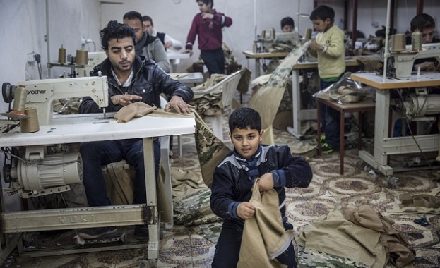 Daily Mail: Деца шият униформи за ИД във фабрика в Турция