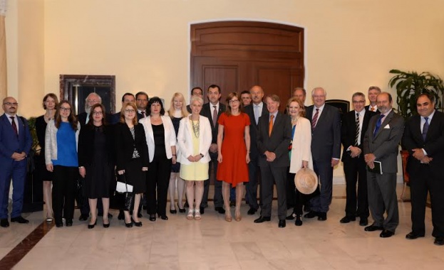 Дипломати похвалиха Захариева: Движите съдебната реформа в правилната посока
