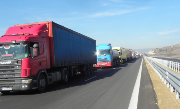 За и против спирането на ТИР-овете през почивните дни и в жегите