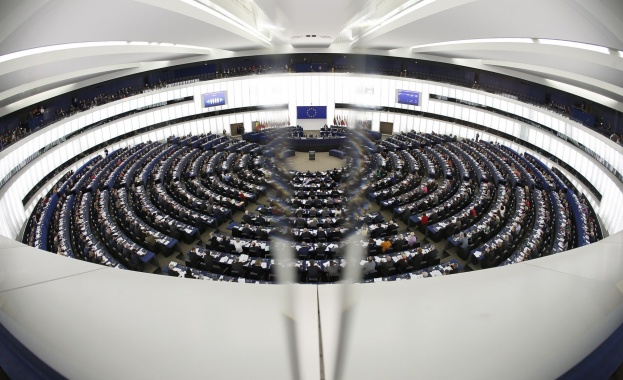 Европарламентът обсъжда Panama Papers и Плана „Юнкер”