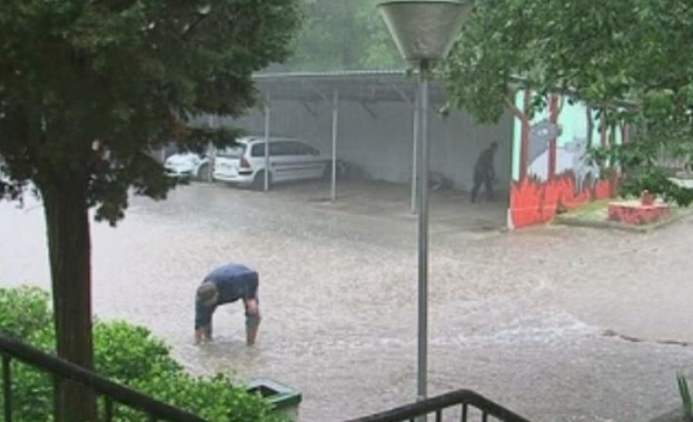 Евакуираха деца с бронетранспортьор в силистренско село, залято от порой