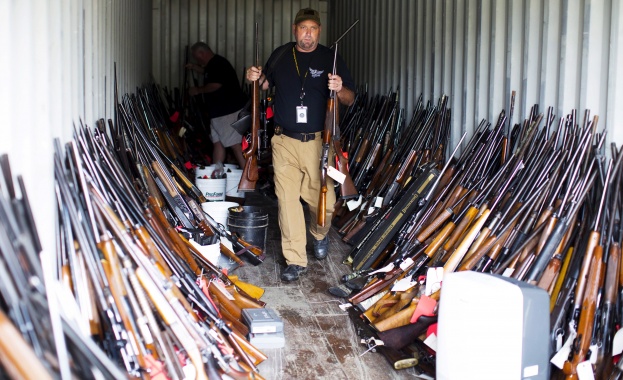 Кораб, пътуващ от България за Уругвай с два контейнера военна техника и боеприпаси, е задържан в Пирея