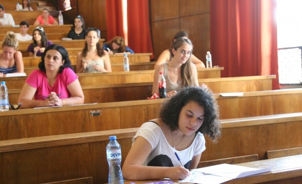 Втората кандидатстудентска сесия на СУ за учебната 2016/2017 г. продължи с изпит по химия