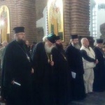 Патриарх Неофит слуша на крака изпълнението на "Св. Йоан Кукузел - Ангелогласният"