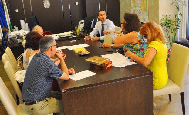 Кметът Николов увеличава финансовите стимули на бургаските учители, но очаква повече от тях 