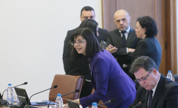 М. Кунева: Ще работим за 10-процентово увеличение на учителските заплати от 1 януари 2017 г.