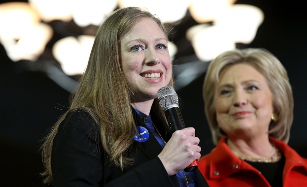 Бил и Хилари Клинтън с второ внуче