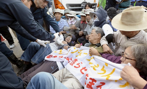 Хиляди на протест срещу американските бази на остров Окинава