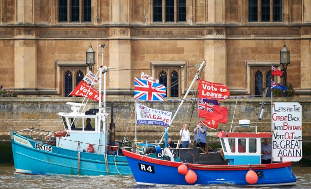 Привържениците на Brexit надминаха опонентите си по събрани дарения